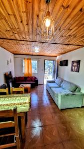 sala de estar con sofá y techo de madera en Llanten del Trébol en San Carlos de Bariloche