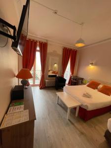- une chambre avec un lit et un salon dans l'établissement Authentic by Balladins, Le Carré d'Aix, à Aix-les-Bains