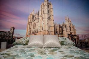 a bed in front of a large building at MiraLeón in León