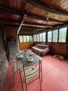 ein Zimmer mit einem Tisch und Stühlen in einem Haus in der Unterkunft Ecolodge las tunas in Cusco