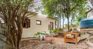 un patio con una casa, una silla y un árbol en Casa completa em Santana de Parnaíba en Santana de Parnaíba