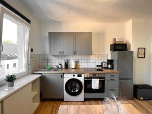 Virtuvė arba virtuvėlė apgyvendinimo įstaigoje Sali - E12 - WLAN, TV, Waschmaschine