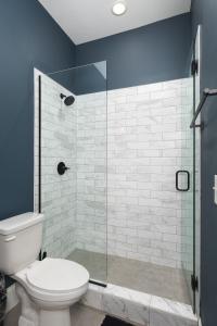 ein Badezimmer mit Toilette und Glasdusche in der Unterkunft Chic East Nashville Condo with Free Parking 3 mi to Broadway in Nashville