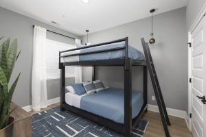 ein Schlafzimmer mit zwei Etagenbetten in einem Zimmer in der Unterkunft Chic East Nashville Condo with Free Parking 3 mi to Broadway in Nashville + 37 Fotos