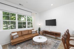 ein Wohnzimmer mit Sofa und Fernseher in der Unterkunft Chic East Nashville Condo with Free Parking 3 mi to Broadway in Nashville
