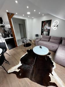 un soggiorno con divano e tavolo di No1 Lux apartment in heart of Sarajevo a Sarajevo