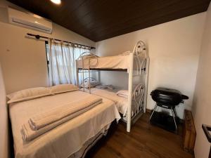 1 dormitorio con 2 literas y 1 silla en Mar adentro a tu alcance!, en Santa Cruz de la Sierra