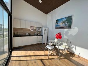 a kitchen with a table and chairs and a refrigerator at Mar adentro a tu alcance! in Santa Cruz de la Sierra