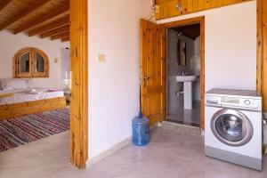 - une salle de bains pourvue d'un lave-linge dans l'établissement Marine Garden Camp, à Dahab