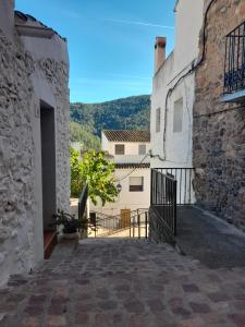 Veo的住宿－Casa rural La Senyora，两座以山为背景的建筑之间的小巷