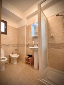 W łazience znajduje się toaleta, umywalka i prysznic. w obiekcie La Vie Fuille Bed and Breakfast w mieście Riposto