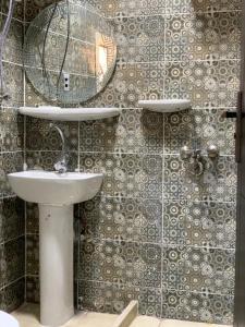 uma casa de banho com um lavatório e um espelho na parede em رويال ماجيك no Cairo