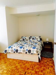 1 dormitorio con 1 cama con edredón azul y blanco en Stylish Montreal Apartment: Comfortable Stay in the Golden Square Mile, en Montreal