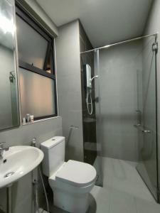 y baño con ducha, aseo y lavamanos. en Budget Homestay by The RUM, en Putrajaya