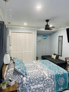 Ένα ή περισσότερα κρεβάτια σε δωμάτιο στο Lovely rental unit with independent entrance apt # 1