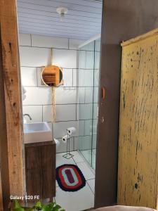 y baño con lavabo, ducha y espejo. en Refúgio das Araucárias, en Urubici