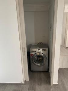 uma máquina de lavar e secar roupa num pequeno quarto em Hermoso y acogedor apartamento em Dosquebradas