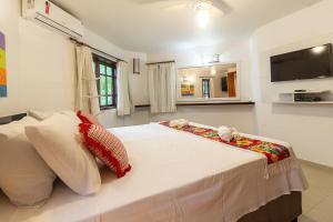 een slaapkamer met een bed met twee teddyberen erop bij Sítio de Praia in Arraial d'Ajuda