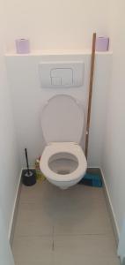 a small bathroom with a toilet in a room at Le 23 in Colombes
