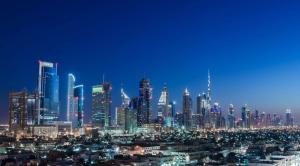 een nachtelijk uitzicht op een grote stad 's nachts bij Conrad Dubai in Dubai