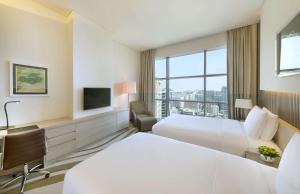 Postel nebo postele na pokoji v ubytování DoubleTree by Hilton Doha Old Town