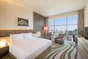 Postel nebo postele na pokoji v ubytování DoubleTree by Hilton Doha Old Town