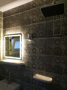 uma casa de banho com um espelho e um lavatório em رويال ماجيك no Cairo