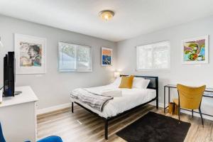 Katil atau katil-katil dalam bilik di Smart Eclectic ART HOUSE near UC Davis Med Center