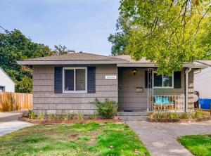 uma casa com uma cadeira azul em frente em Smart Eclectic ART HOUSE near UC Davis Med Center em Sacramento