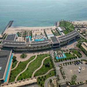 una vista aerea di un resort vicino all'oceano di Hilton Kuwait Resort a Kuwait