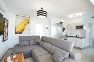 Una cocina o zona de cocina en Rooftop sea view with Jacuzzi and A/C
