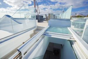Imagen de la galería de Rooftop sea view with Jacuzzi and A/C, en Puerto del Carmen