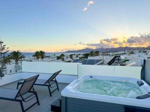 Imagen de la galería de Rooftop sea view with Jacuzzi and A/C, en Puerto del Carmen