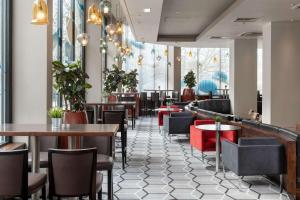 En restaurant eller et andet spisested på Hilton London Olympia