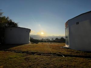 Východ nebo západ slunce při pohledu z luxury tent nebo okolí