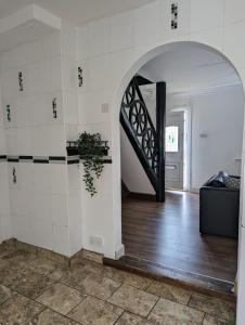 Лоби или рецепция в The Crescent, 3 bed house with 2-3 parking spaces, great for contractors and family