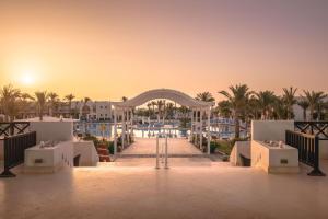 uma vista para o resort a partir da piscina em Hilton Marsa Alam Nubian Resort em Abu Dabbab