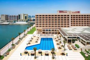 Bazén v ubytování Hilton Garden Inn Ras Al Khaimah nebo v jeho okolí