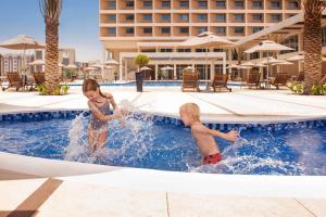 Bazén v ubytování Hilton Garden Inn Ras Al Khaimah nebo v jeho okolí