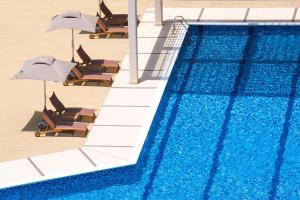 Bazén v ubytování Hilton Garden Inn Ras Al Khaimah nebo v jeho okolí