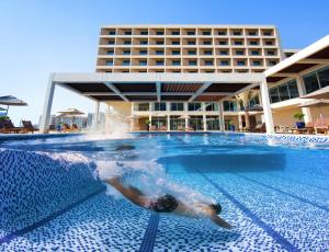 Bazén v ubytování Hilton Garden Inn Ras Al Khaimah nebo v jeho okolí
