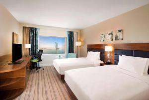 Postel nebo postele na pokoji v ubytování Hilton Garden Inn Ras Al Khaimah