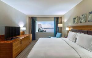 Postel nebo postele na pokoji v ubytování Hilton Garden Inn Ras Al Khaimah