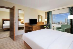 TV a/nebo společenská místnost v ubytování Hilton Garden Inn Ras Al Khaimah