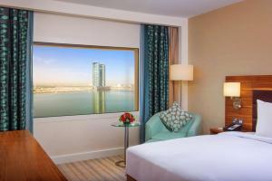 Postel nebo postele na pokoji v ubytování Hilton Garden Inn Ras Al Khaimah