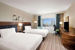 Postel nebo postele na pokoji v ubytování Hilton Garden Inn Ras Al Khaimah