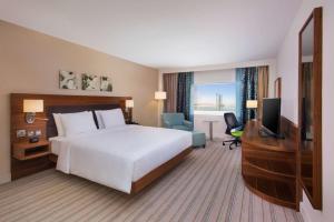 Postel nebo postele na pokoji v ubytování Hilton Garden Inn Ras Al Khaimah