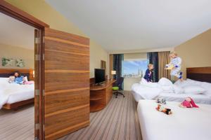 Postel nebo postele na pokoji v ubytování Hilton Garden Inn Ras Al Khaimah