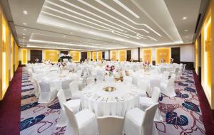 Restaurace v ubytování Hilton Garden Inn Ras Al Khaimah + 37 fotografií