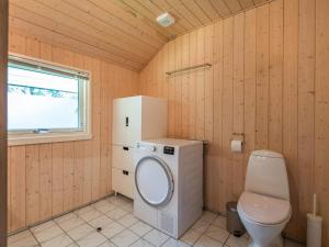 a bathroom with a toilet and a washer at Cozy Hideaway in Houstrup - By Traum Ferienwohnungen in Nørre Nebel +25 photos